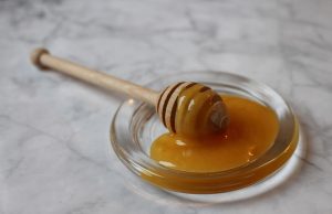 De ce este benefica pentru sanatate combinatia de miere de albine si plante