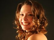 Buclele care fac diferenta: trendul natural si sofisticat al sezonului