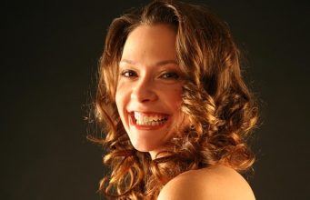 Buclele care fac diferenta: trendul natural si sofisticat al sezonului