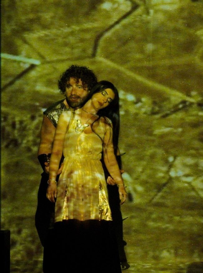 scena din spectacolul Antoniu si Cleopatra dupa William Shakespeare