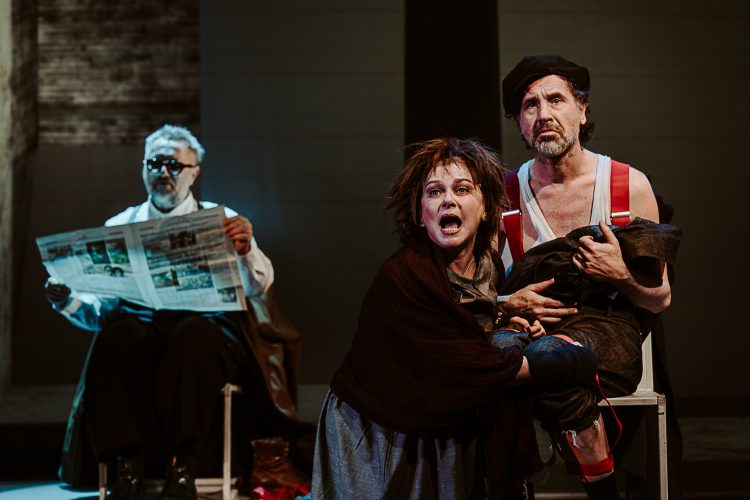 „Victimele datoriei”, spectacolul hipnotic al lui Eugène Ionesco la Teatrul Mic „Victimele datoriei”, spectacolul hipnotic al lui Eugène Ionesco la Teatrul Mic