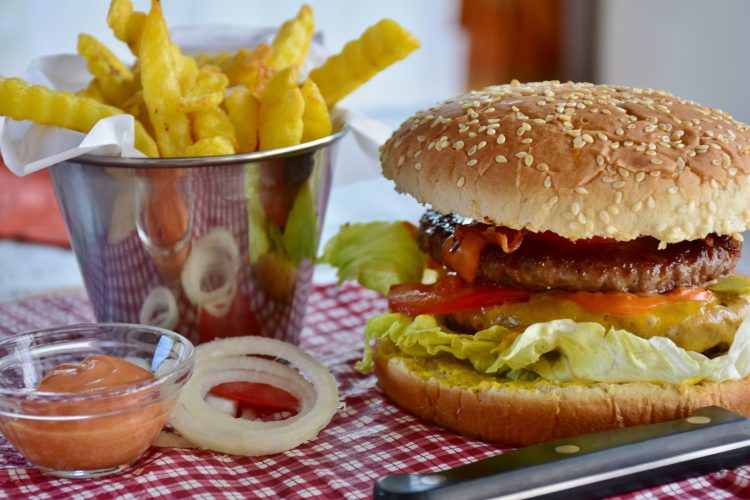 Dr. Laura Ene demonteaza mitul: Fast-food-ul nu este cea mai ieftina alegere Dr. Laura Ene demonteaza mitul: Fast-food-ul nu este cea mai ieftina alegere