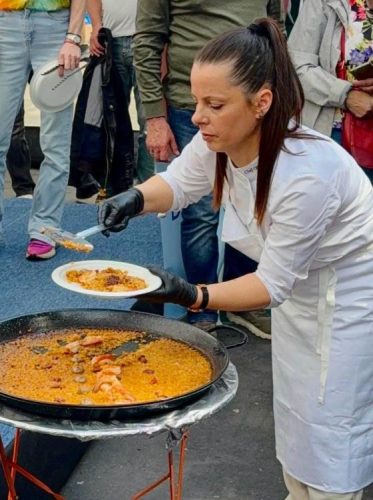 Chef Camelia Ioana Mihai, servind paella